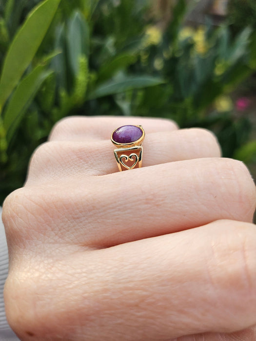 0994: Vintage: 9ct Gold Cabochon Star Ruby Openwork Ring- a splendid example
