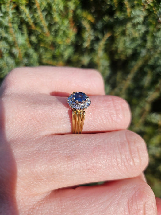 1392: Vintage: 18ct Gold Cornflower Blue Sapphires Diamonds Cluster Ring-