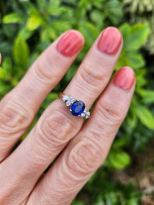 8244: Vintage: 18ct Gold Ceylon Blue Sapphire Diamonds Ring- exquisite