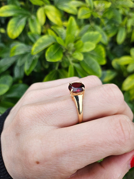 1293: Vintage: 9ct Gold Round Cut Almandine Garnet Solitaire Ring-
