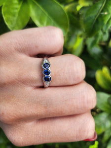 A7746: Vintage: 18ct White Gold Cornflower Blues Sapphires Diamonds Dress Ring- crisp, clean, sparkling