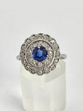 Cargar imagen en el visor de la galería, 9079:Vintage: 18ct White Gold Cornflower Blue Sapphire 23 Diamonds Art Deco Style Target Ring
