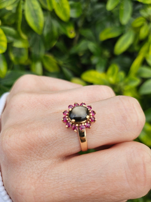 0047: Vintage: Exquisite 14ct Gold Star Sapphire 12 Rubies Flower Head Ring- striking symmetry