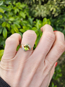 0986: Vintage: 9ct Gold Illusion Set Peridot Diamonds Dress Ring- eclectic beauty.