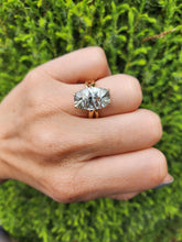 Cargar imagen en el visor de la galería, 1640: Vintage: 9ct Gold Cushion Cut Mint Green Quartz Cocktail Ring- extraordinary
