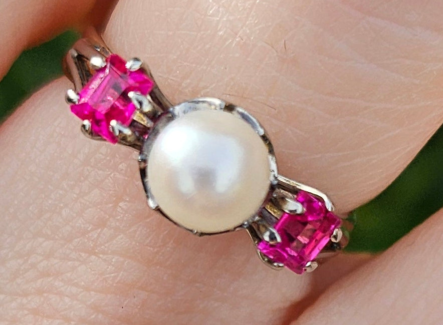 0810: Vintage: 18ct White Gold Cultured Pearl Rubies 3_Stone Ring- eclectic design