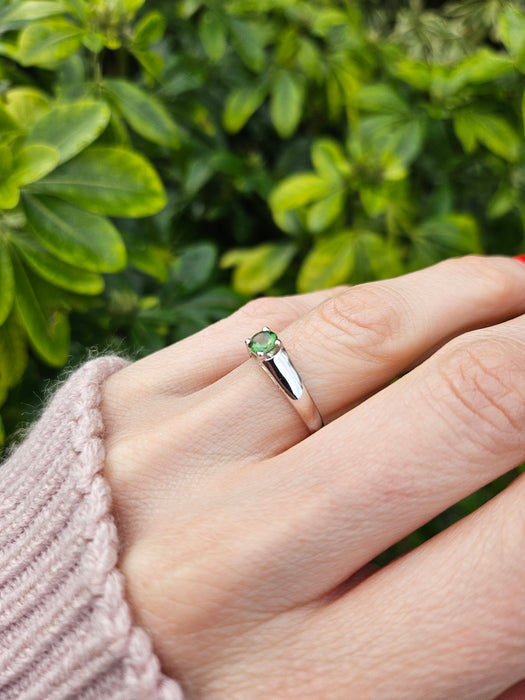 6515 Vintage: 9ct White Gold Demantoid Garnet Solitaire Ring