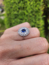 Cargar imagen en el visor de la galería, 9079:Vintage: 18ct White Gold Cornflower Blue Sapphire 23 Diamonds Art Deco Style Target Ring
