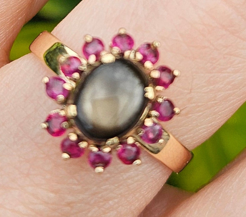 0047: Vintage: Exquisite 14ct Gold Star Sapphire 12 Rubies Flower Head Ring- striking symmetry