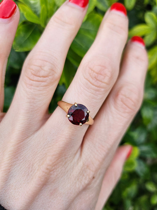 1293: Vintage: 9ct Gold Round Cut Almandine Garnet Solitaire Ring-