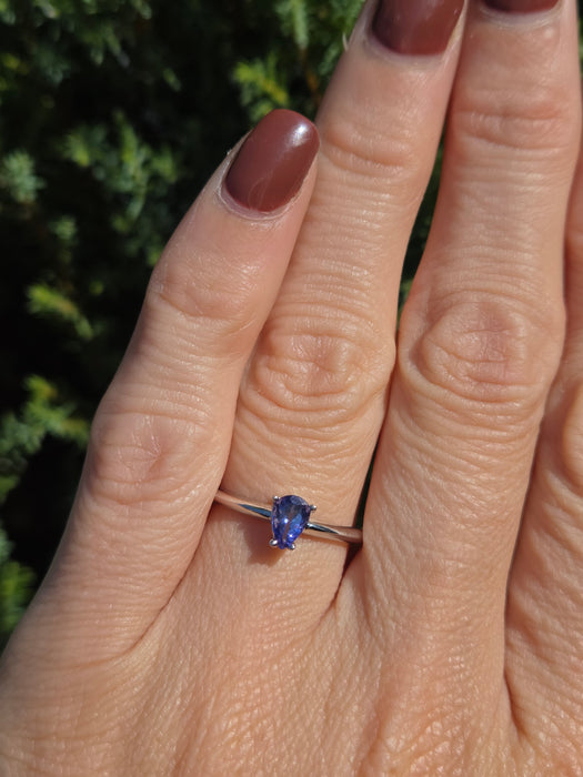 1890: Vintage: 14ct White Gold Petite Pear-Cut Violet Blue Tanzanite Ring
