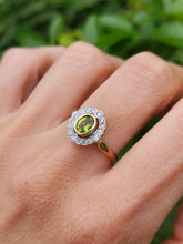 Cargar imagen en el visor de la galería, 1717: Vintage: 14ct Gold Peridot 16 Natural Diamonds Cluster Ring- Just lovely
