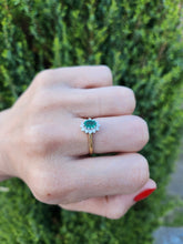 Load image into Gallery viewer, 1680: Vintage; 18ct Gold Emerald Diamonds Daisy Flowerhead Ring- delightful
