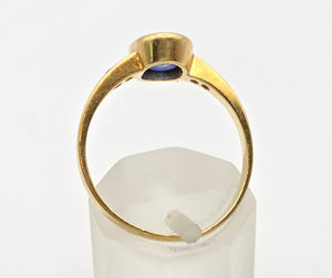 2308: Vintage:, 18ct Gol Cornflower Blue Sapphire Diamonds Ring- Lovely cut & colour