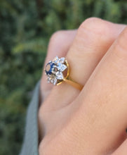 Cargar imagen en el visor de la galería, 2375 18ct Gold Cornflower Blue Sapphire Diamonds Flower Head Ring

