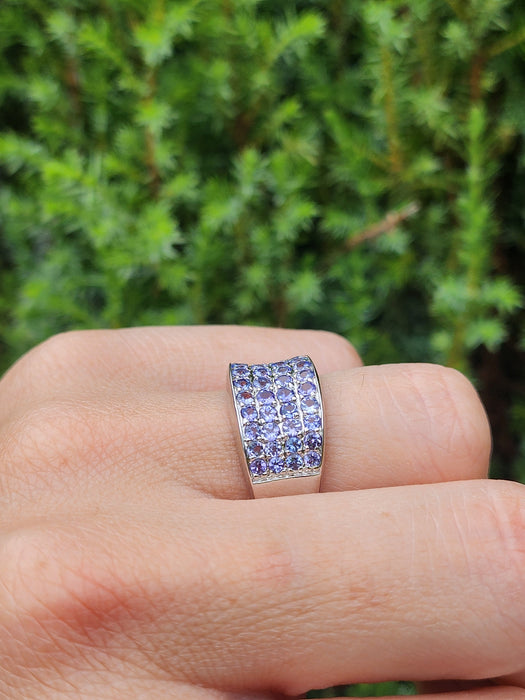 1524: Vintage: 9ct White Gold Violet Blue Tanzanites Dress Ring