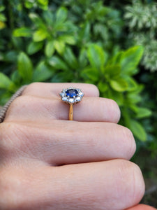 9107: Vintage Exceptional 18ct Gold Blue Sapphire Round Cut Diamonds (1ct) Flower Head Ring