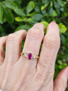 0794:Vintage: 18ct Gold Ruby (0.79ct) Twin Diamonds (0.32ct) Ring- classic beauty, good weight