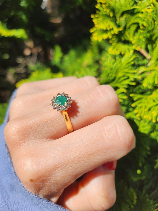6520 Vintage: 18ct Yellow Gold Emerald & Diamond Round Cluster Ring