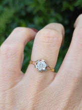 Cargar imagen en el visor de la galería, 1927: Vintage: 18ct Gold 7 Diamonds Hexagonal Set Ring- Very sparkly
