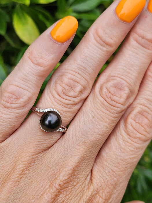 2033: Vintage: 18ct White Gold 18 Diamonds Black Tahitian Pearl Ring- Lovely combination