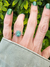 Cargar imagen en el visor de la galería, 0651: Vintage: 18ct Gold Emeralds Flower Head Ring- white gold detail on shoulders
