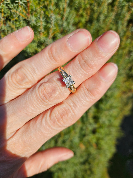 1091: Vintage: 18ct Gold 16 Diamonds Dress Ring- High Calibre,, natural diamonds