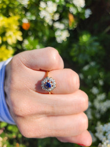 6052: Vintage & Old: 18ct Gold Blue Sapphire 12 Diamonds Flower Head Ring- elegant eye candy