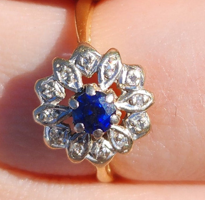 6052 Vintage & Old: 18ct Gold Blue Sapphire 12 Diamonds Flower Head Ring