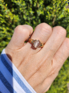 1565: Vintage: 9ct Gold Openwork Cabochon Moonstone Solitaire Ring
