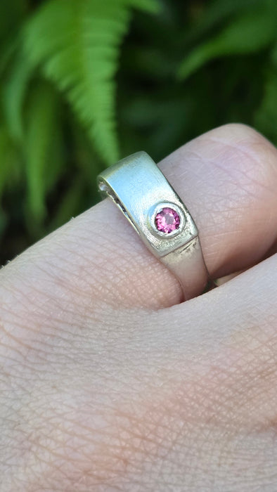 Vintage: Platinum 950 Red Garnet Signet Ring a striking statement