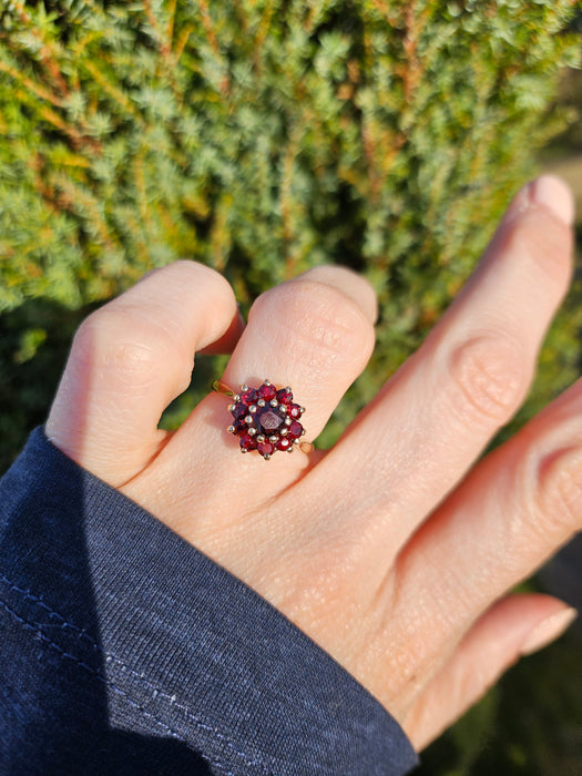 1125: Vintage; 9ct Gold 11 Garnets Flower Head Cluster Ring- Date-Mark 1970&nbsp;