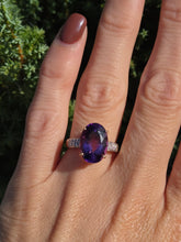 Cargar imagen en el visor de la galería, 2170: Vintage: 9ct Gold Oval Purple Amethyst 16 natural Diamonds Cocktail Ring

