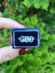 8258: Vintage: 18ct Gold Blue Aquamarines Baguette Cut Diamonds Dress Ring