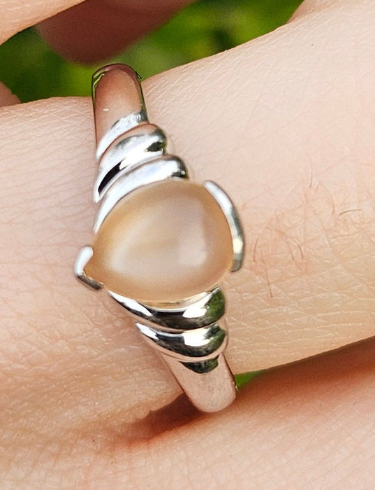 1049: Vintage: 9ct White Gold Cabochon Cut Opal Solitaire Ring