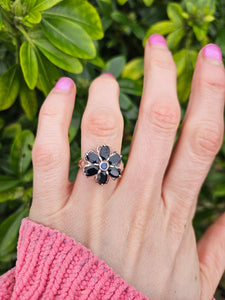 1027: Vintage; 9ct White Gold Blues Sapphires Flower Head Ring- lovely cut and colours,