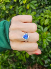 Load image into Gallery viewer, 0158: Vintage: 18ct White Gold Trilliant Cut Tanzanite 21 Diamonds Cocktail Ring
