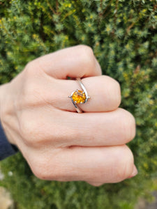 1236: Vintage: 18ct White Gold Round Cut Yellow Citrine Illusion Set Dress Ring- Lush!
