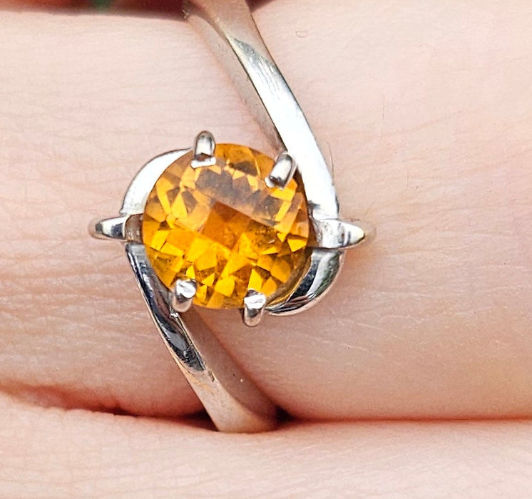 1236: Vintage: 18ct White Gold Round Cut Yellow Citrine Illusion Set Dress Ring- Lush!
