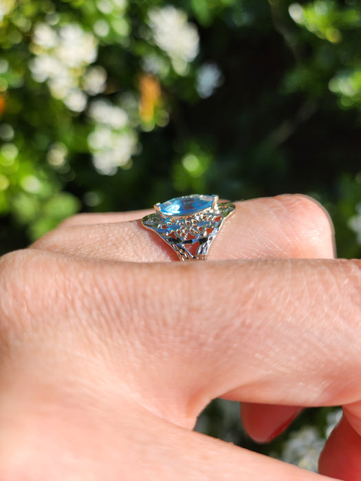 1556: Vintage: 14ct White Gold Marquise Cut Blue Topaz Openwork Dress Ring