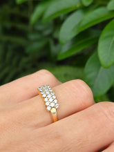 Cargar imagen en el visor de la galería, 2103: Vintage: 18ct Gold Three- Row 23 Round Full Cut Diamonds (0.54ct) Ring- Exquisite
