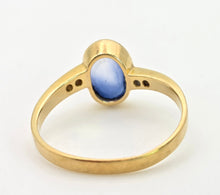 Cargar imagen en el visor de la galería, 2308: Vintage:, 18ct Gol Cornflower Blue Sapphire Diamonds Ring- Lovely cut &amp; colour

