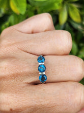 Cargar imagen en el visor de la galería, 0964: Vintage: Rare 9ct White Gold London Blue Round Cut Topaz Trilogy- a beauty
