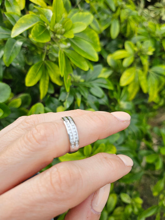 1059: Vintage: 18ct White Gold Diamonds Stacker/Dress Ring- crisp, clean , eye candy