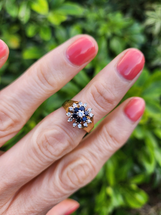 6065 Vintage: 18ct Yellow Gold French Blue Sapphire & Diamond Flower Head Ring — From 1960s