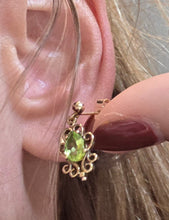 Cargar imagen en el visor de la galería, 0921: Vintage: 9ct Gold Oval Faceted Cut Peridot Drop/Dangle Stud Earrings
