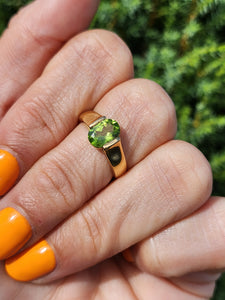 2038: Vintage; 18ct Gold Peridot Solitaire Dress/Stacker Ring- Sartorial beauty