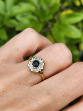 Cargar imagen en el visor de la galería, 6070: Vintage 18ct Gold Blue Sapphire &amp; 8 Diamonds Daisy Cluster Ring- Old is beautiful
