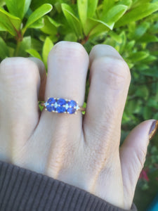 8252: Vintage: 18ct Gold Royal Blue Tanzanites Round Cut Diamonds Geometric Set Ring