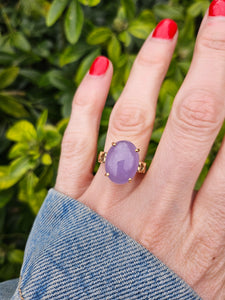 1319: Vintage: 9ct God Large "Carbuncle" Lavender Jade Cocktail Ring - delightful, nice weight